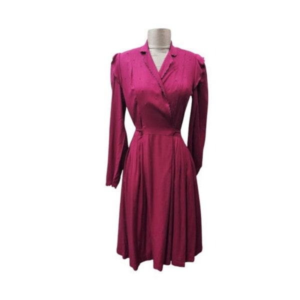 80s vintage hot pink/fuchsia wrap-around dress. Long sleeves. Knee length. Flattering fit.