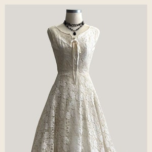 Vintage-Hochzeitskleid aus den 1960er Jahren, gebrochenes Weiß aus Calais-Spitze