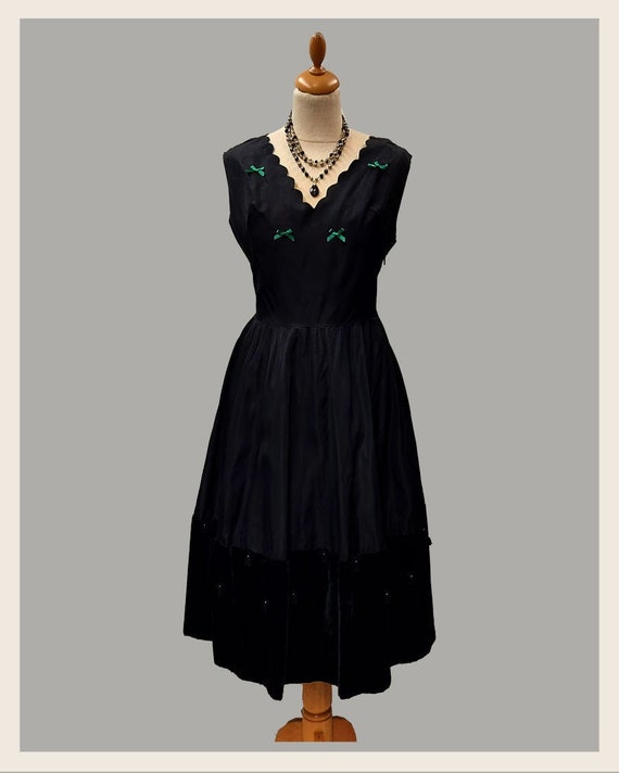Vintage 1950's evening dress in taffeta and black