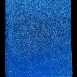 K&ouml;nnte beinhalten: Ein blaues, ledergebundenes Tagebuch mit einem strukturierten Einband.
