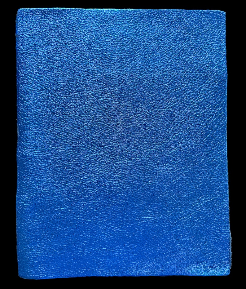 K&ouml;nnte beinhalten: Ein blaues, ledergebundenes Tagebuch mit einem strukturierten Einband.