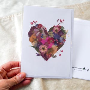 Cartão de felicitações em formato de coração com flores prensadas, impressão, colagem floral em formato de coração, cartão de felicitações caprichoso feito com flores reais, impressão, cartão de felicitações em branco