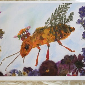 Blumenkarte, Biene, gepresste Blume, Bienenkönigin Karte, skurrile Grußkarte
