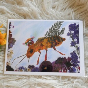Carte de voeux abeille fleur pressée, abeille fleur pressée, carte reine des abeilles, carte de voeux fantaisiste vierge