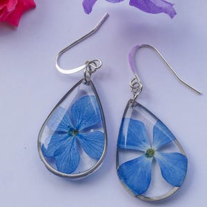 Pendientes de hortensia azul brillante / Pendientes de lágrima con flores prensadas / Dorados o plateados / Joyas ligeras de verano