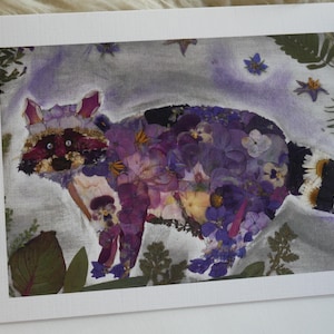 Tarjeta de felicitación con diseño de mapache con flores prensadas, impresión, arte floral caprichoso hecho con flores reales, impresión, arte de mapache