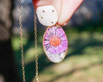 Ketting met geboortebloem en geboortesteen in september. Geplette maansteen geperste aster, aangepaste geboortebloem septum