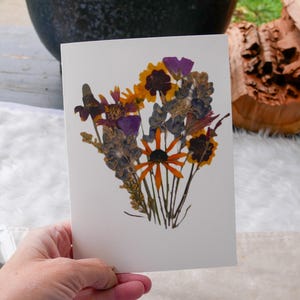 Título: Tarjeta de felicitación con flores silvestres de Texas prensadas, impresión en blanco en el interior, flores cultivadas en nuestra granja de Texas
