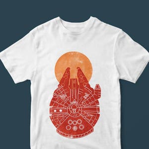 Op de afbeelding: Wit T-shirt met een rood-oranje afbeelding van een ruimteschip en een cirkelvormige oranje zon. Het ruimteschipontwerp is gedetailleerd met lijnen en cirkels. Een casual T-shirt voor sciencefictionfans.