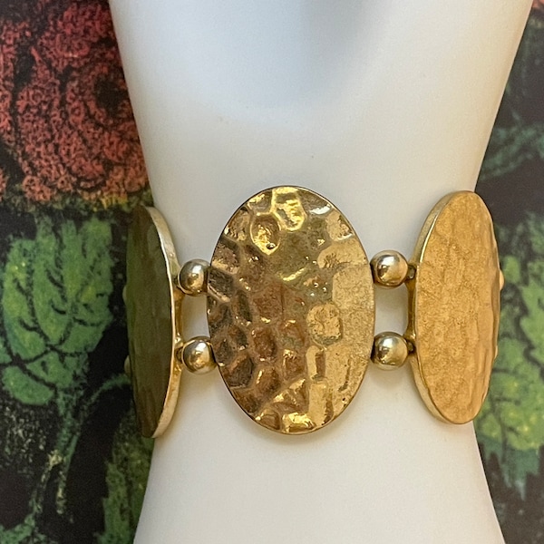 Goldtone Hammered Metal Oval Disc Bracelet Stretch Vintage 1990s Glam Grunge Jewelry