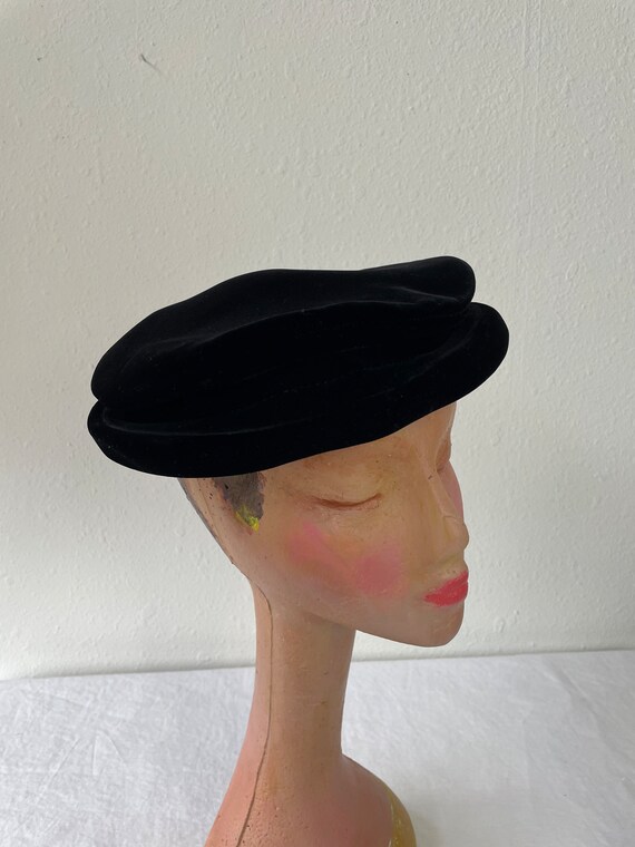 Black Velvet Beret Hat Vintage 1940s Womens Eveni… - image 9