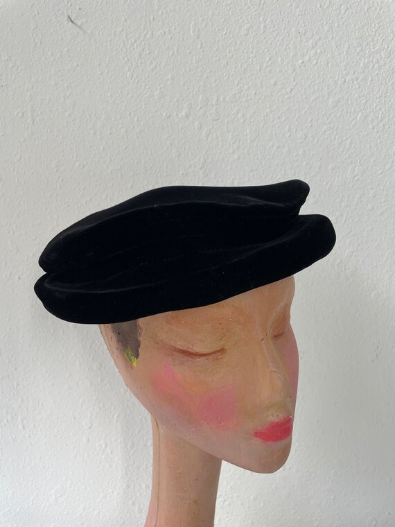 Black Velvet Beret Hat Vintage 1940s Womens Eveni… - image 2