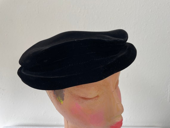 Black Velvet Beret Hat Vintage 1940s Womens Eveni… - image 3