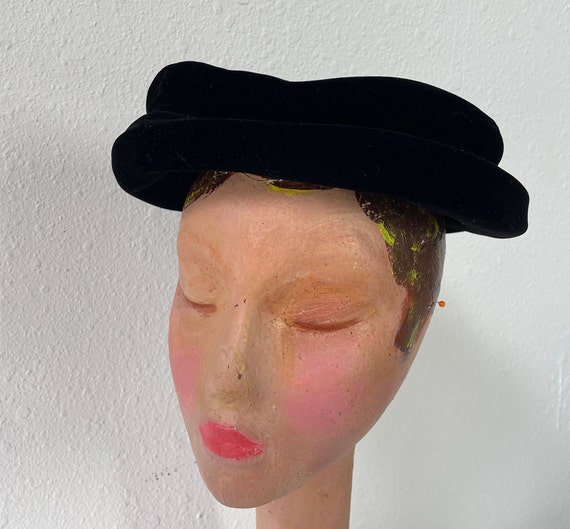 Black Velvet Beret Hat Vintage 1940s Womens Eveni… - image 1