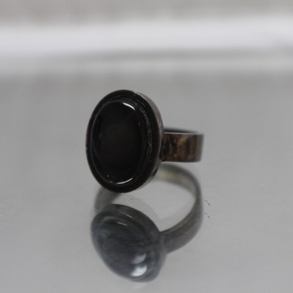 925 - Aged Oval Black Mirror Style Cabochon Stone Ring in Sterling Silver