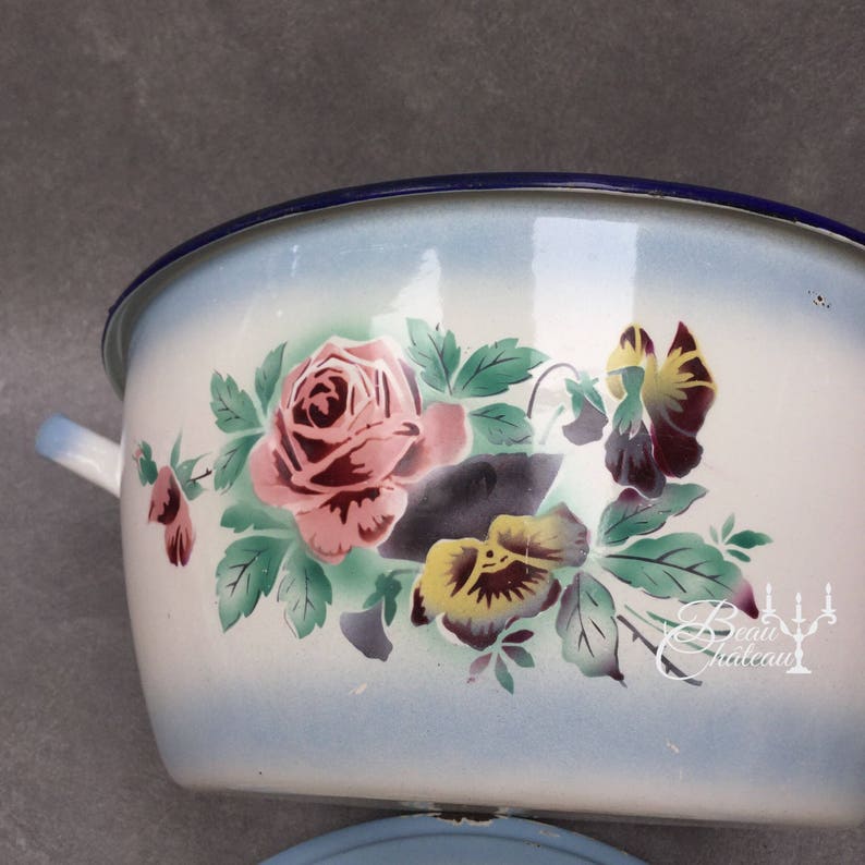 classic roses and pansies chippy enameled Excellent condition Large Gorgeous Vintage French Floral Enamelware Lidded Cooking Pot