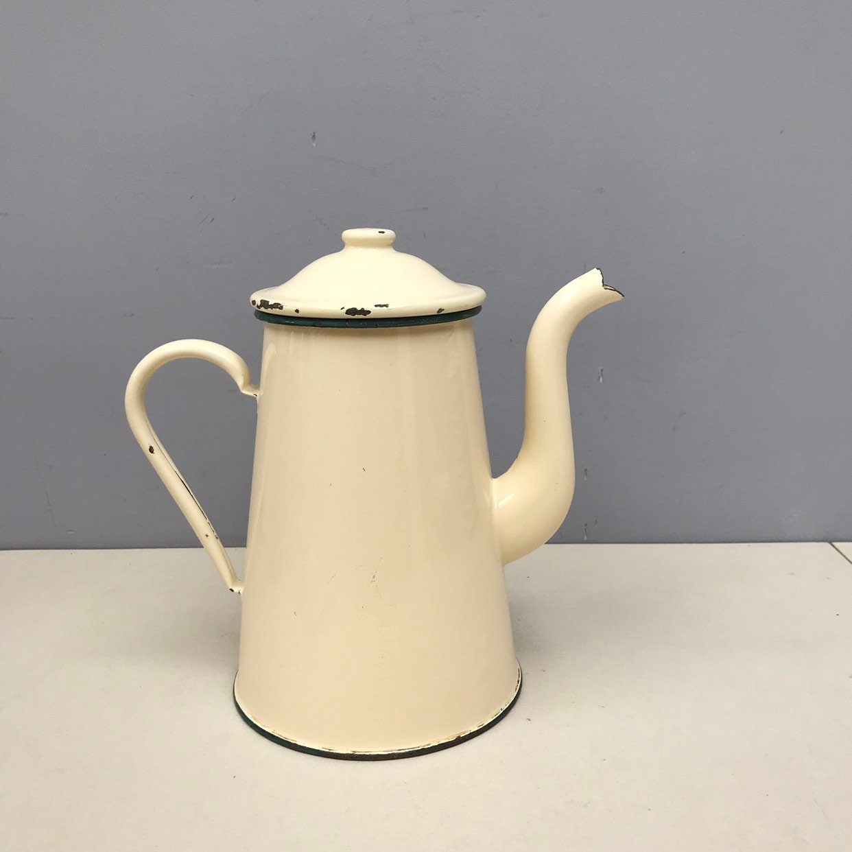 Vintage Français Cruche en Émail avec Couvercle Jaune Clair Crème Détails Verts