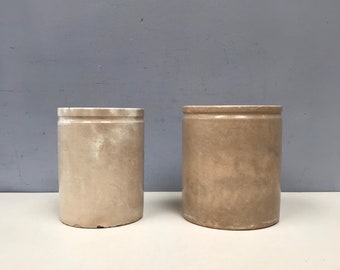 Paire d’Français Terre de fer Earthenware Pots ou Confit Jars in Cool Beige Cream Ironstone Stoneware ustensile de cuisine Choisy Le Roi