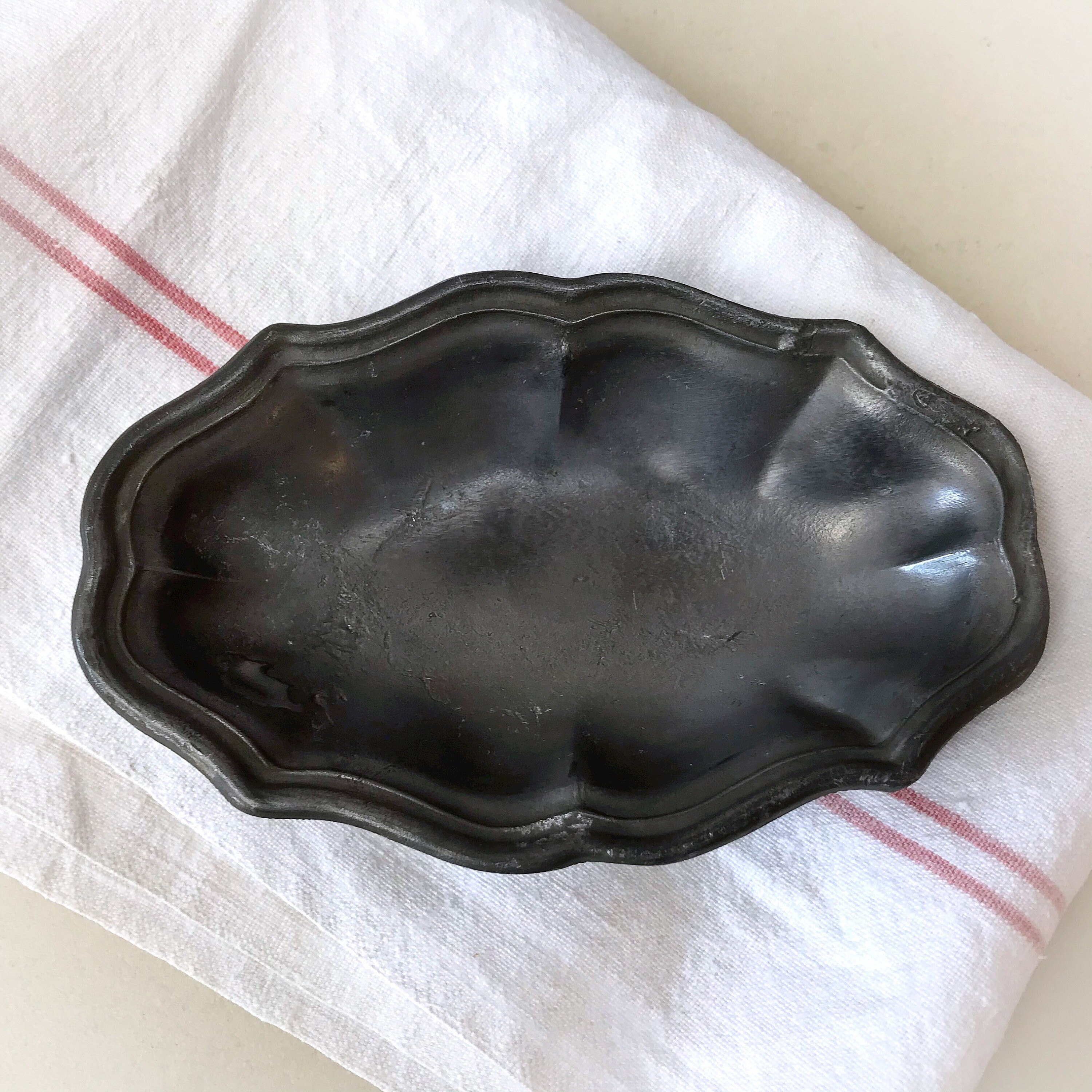 Rare Coat Of Arms Antique Français Petit Plat Ovale Lourd en Étain True Chateau Decor