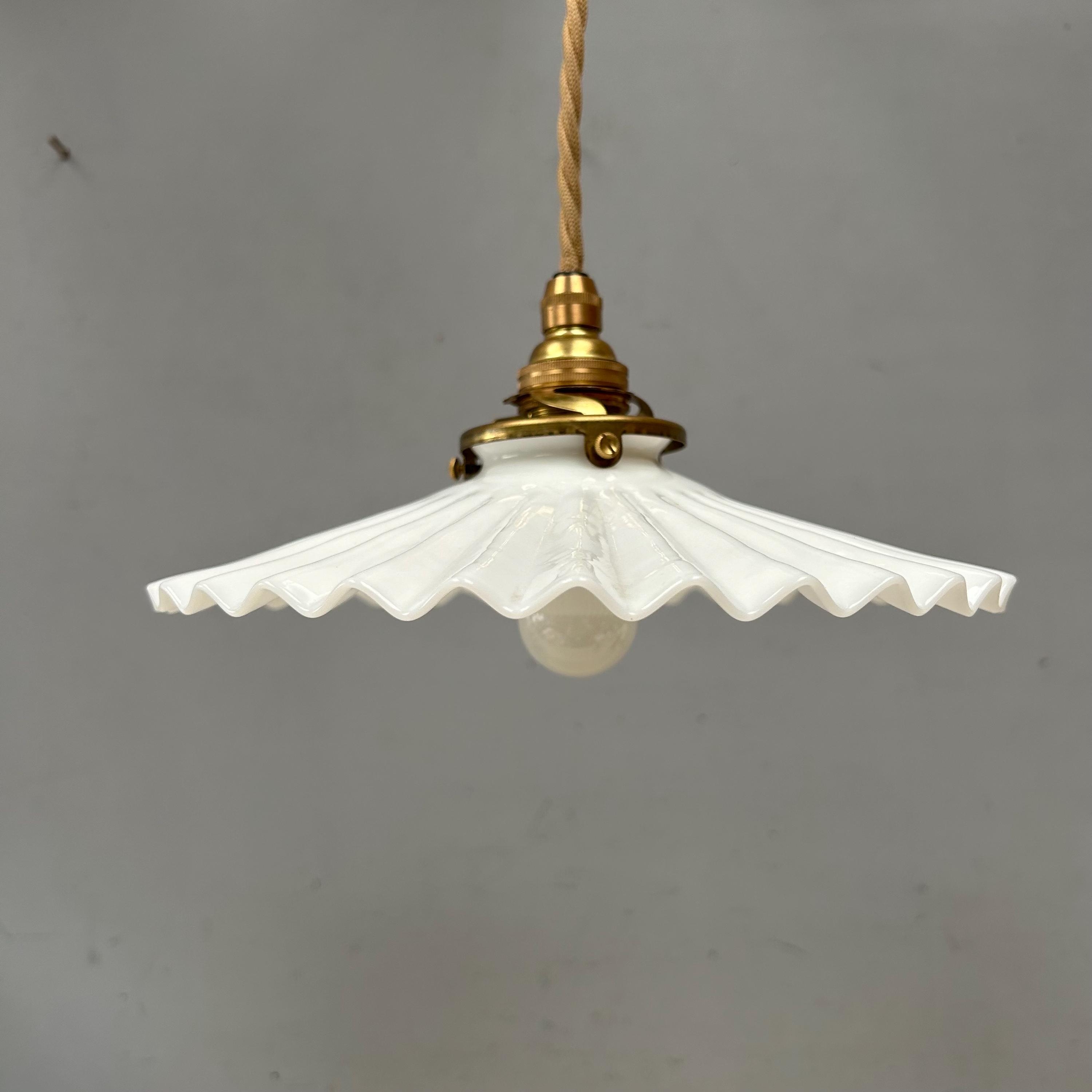 希少なホワイトヴィンテージフランス製厚手ミルクガラスオパリンランプ