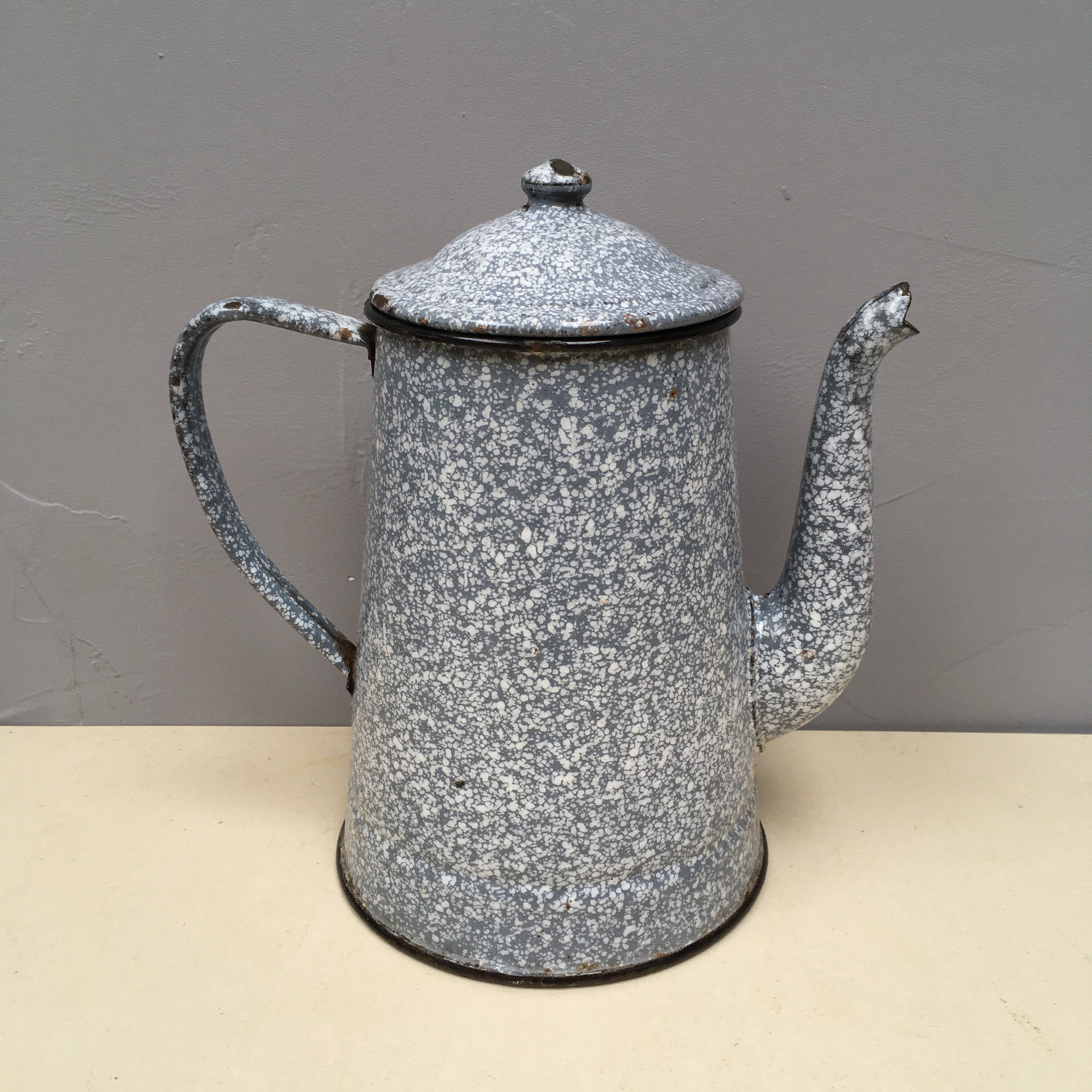 Magnifique Cruche Français Speckled Flecked Grey Blanc Grande d'émail ou Cafetière en Très Bon État.