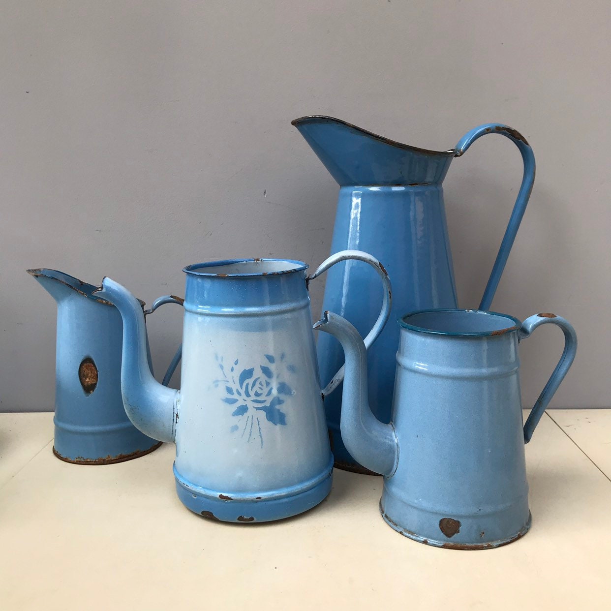 Collection Instantanée de Denim Blue Vintage Français Chippy Enamel Water Pitcher Jugs Enamelware Ro