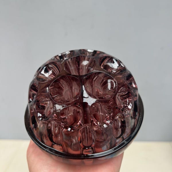 Wazon z kwiatami w stylu vintage z francuskiej żaby w kolorze przydymionego fioletu i ametystu