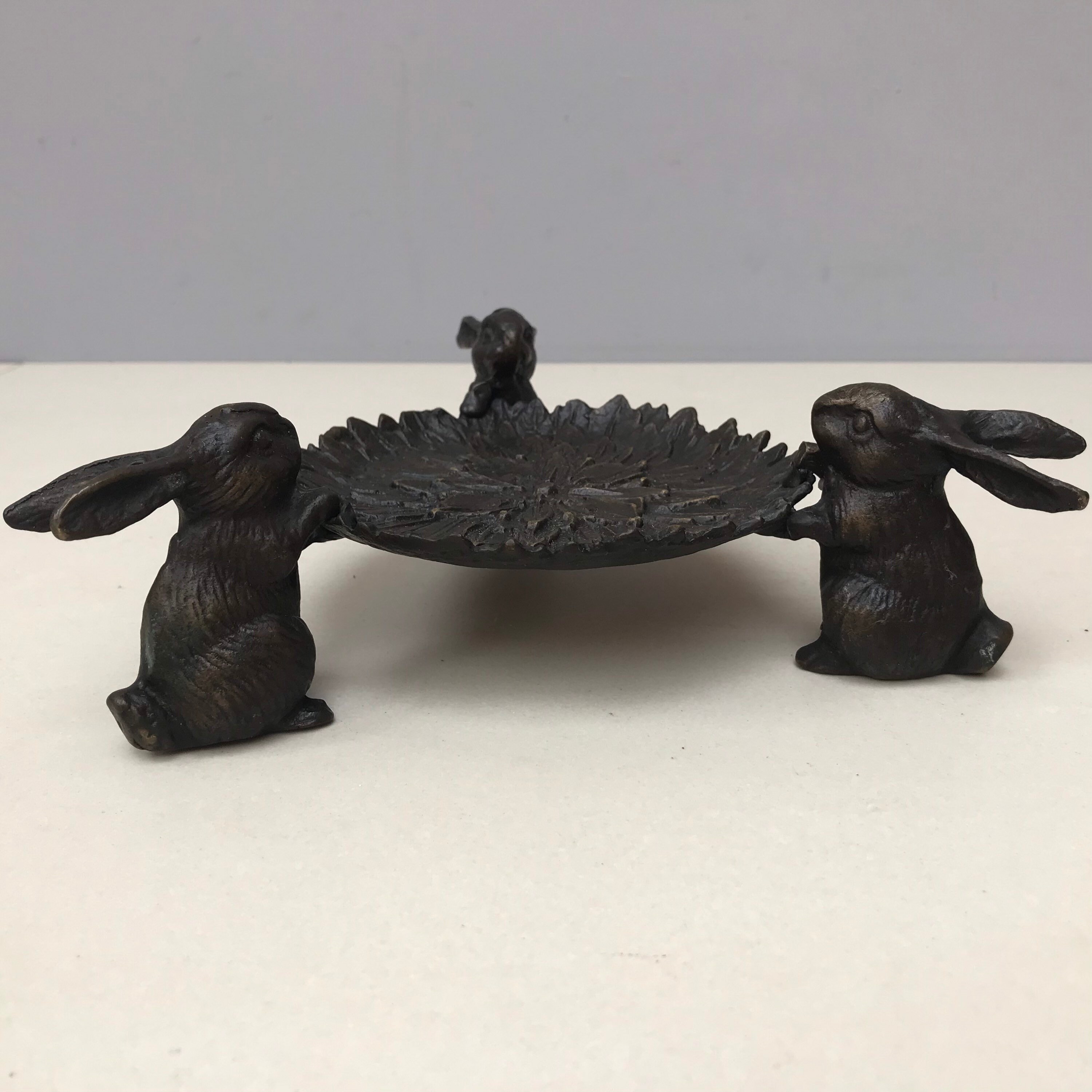 Bronze Vintage Fini Trio de Lapin Figurant Tenant Plaque Plat. Trois Lapins Lapins. Parfait Pour Les