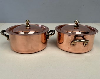 Prix pour 2 ! Petites casseroles vintage françaises en cuivre de 1,4 mm d'épaisseur Marmites Villedieu avec couvercles. Batterie de cuisine de qualité doublée.