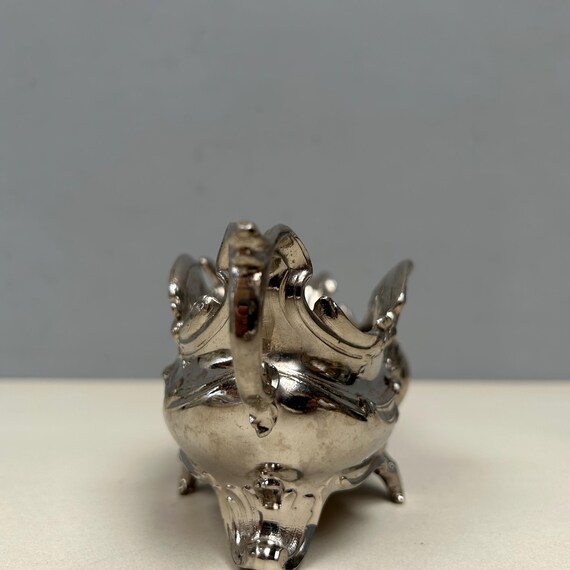 アンティークの小さなフランスの植木鉢、美しい銀色のメッキの鋳物