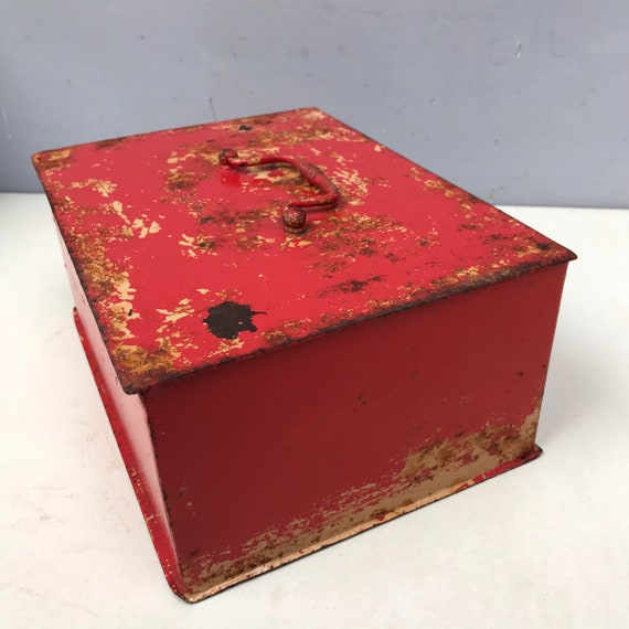 赤色木製大型箱 金属留め具付き