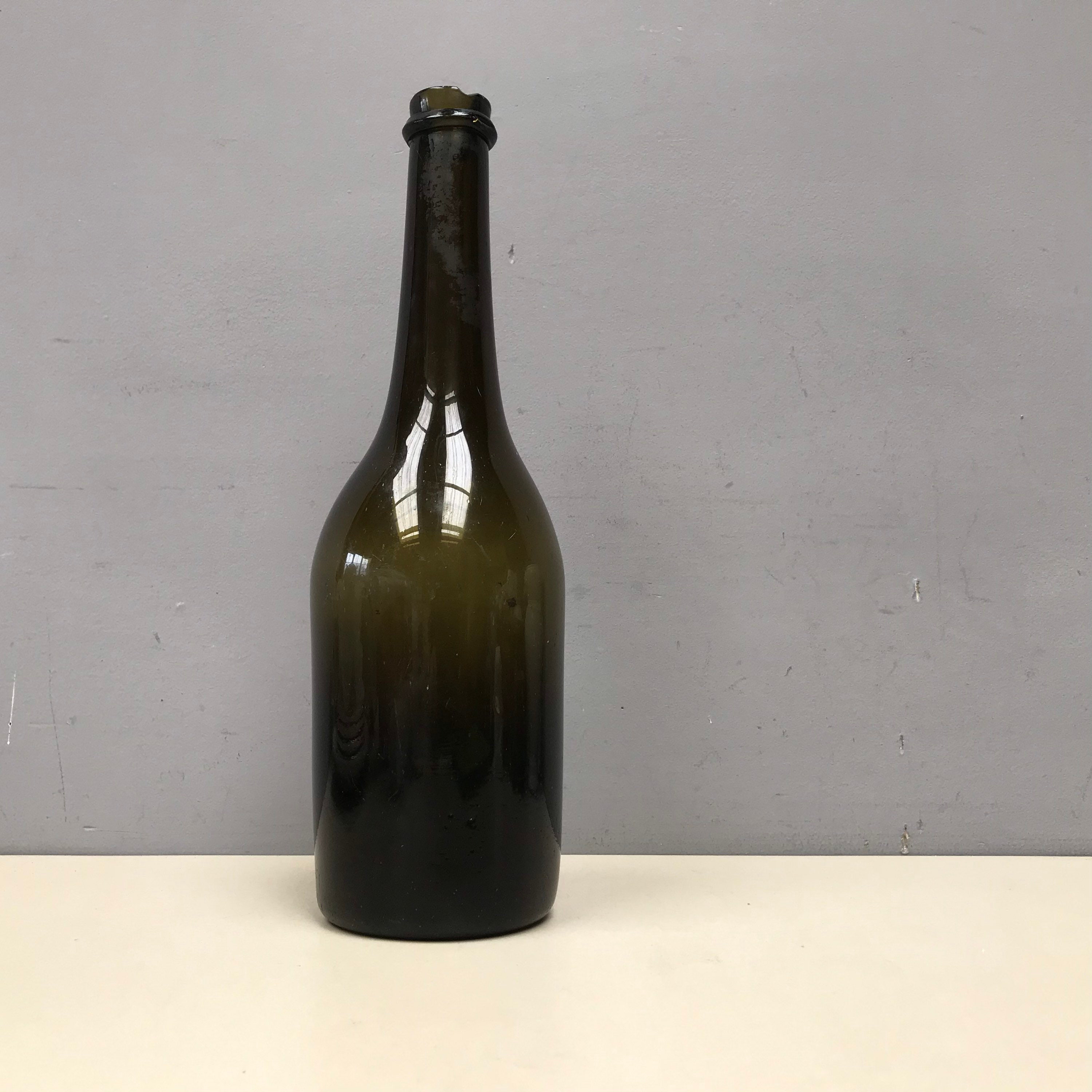 Bouteille de Vin Soufflée Rare Antique Français Grand Verre Riche Très Foncé d'olive Presque Noir