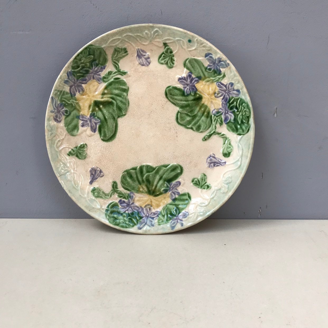 Belle Très Vieille Antique Majolica Français Plaque Aqua Blue Green Lilas Vintage Barbotine