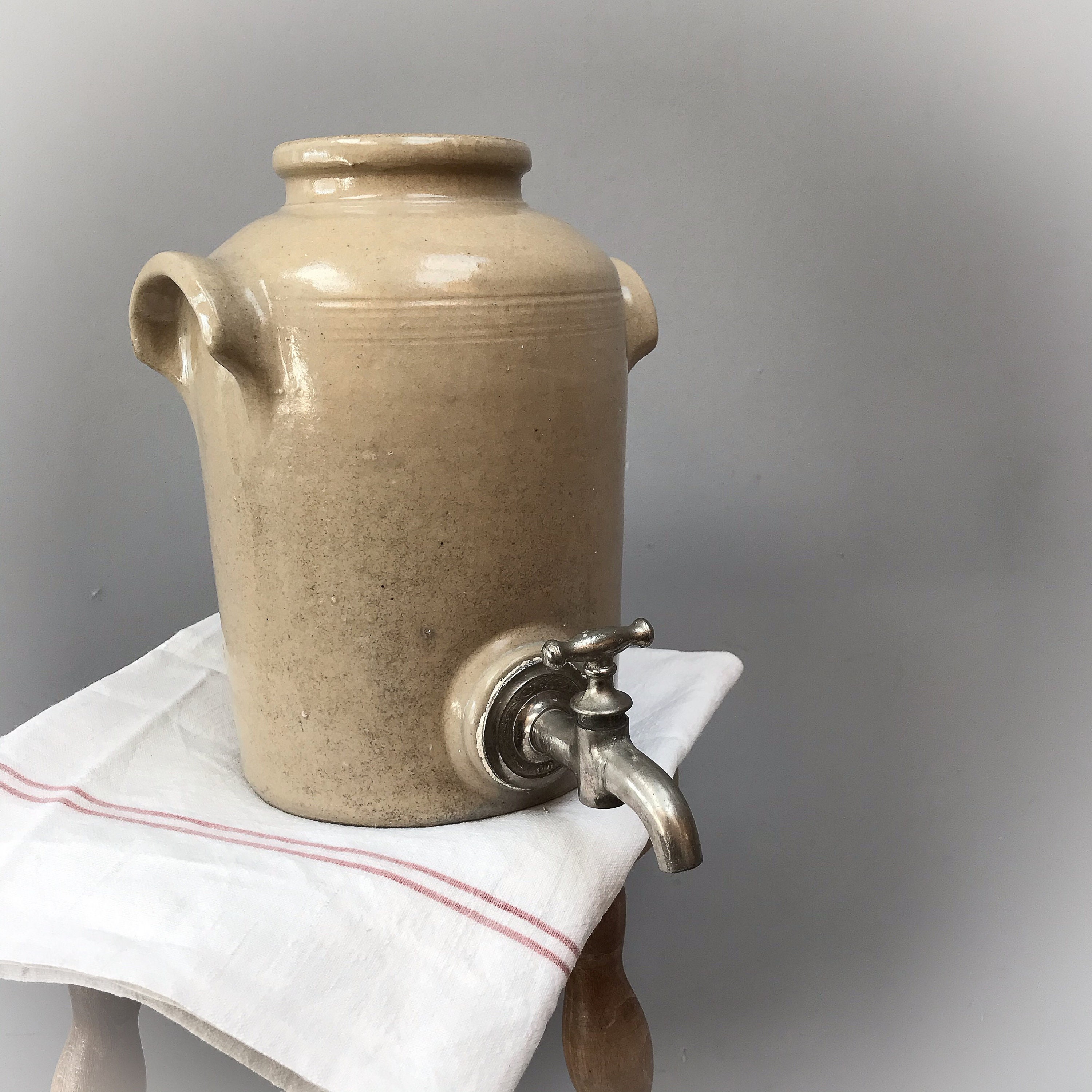 Grand Pot Antique Lourd de Bouteille Grès avec Le Robinet Coulée. Magasin Tactile Gris Vinaigre Pier