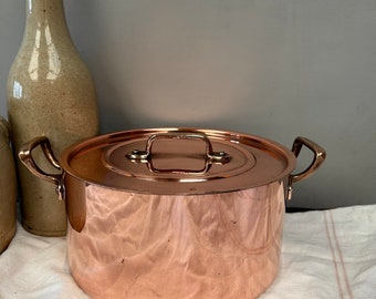 Casserole en cuivre française lourde de 1,5 kg en métaux uvres Vesoul, 1 mm d'épaisseur, Villedieu, avec couvercle. Magnifique vieille batterie de cuisine avec revêtement en métal