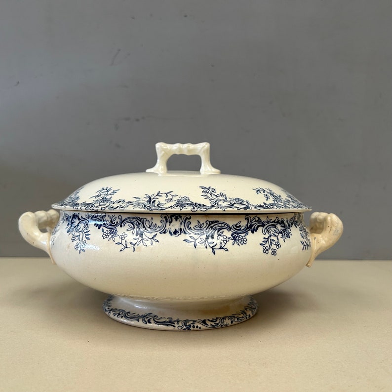 Ancien bol de service en pierre de fer bleu foncé, Français, soupière à soupe, plat à couvercle transfert, motif floral botanique minable image 3