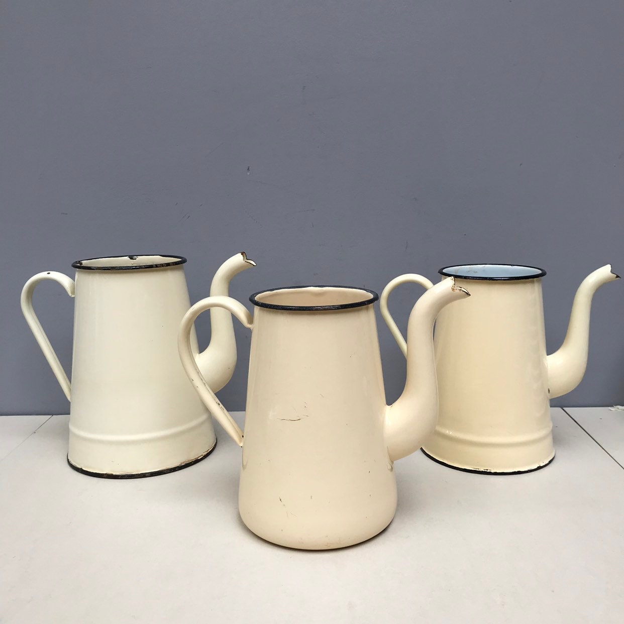 Trio de Cru Français Jugs en Émail Jaune Clair à La Crème avec Détails Noirs Trois 3 Instant Collect