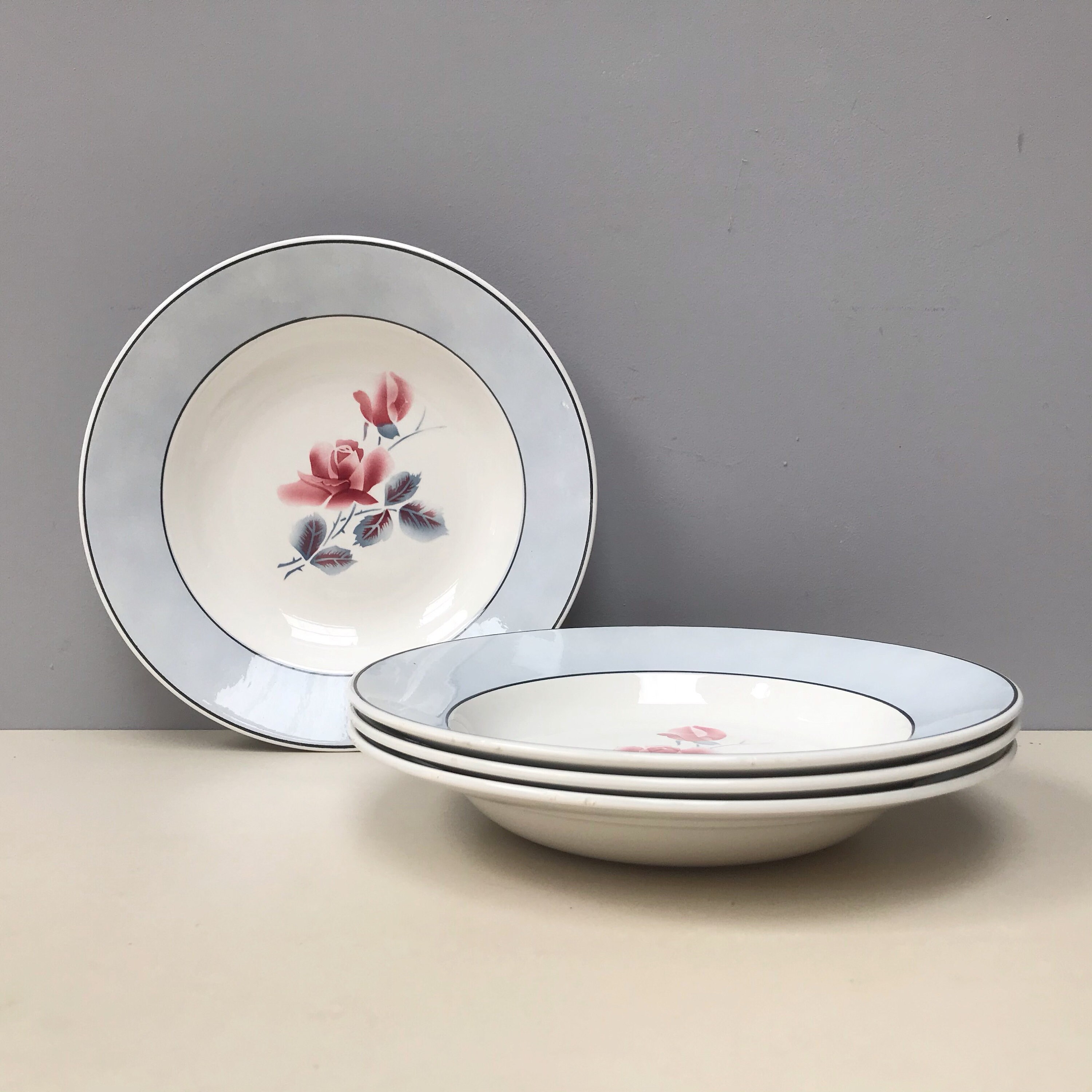 Vintage Français Digoin Sarreguemines Alain Rose 4 Assiettes à Soupe Bols Design Rouge Sombre Bleu F