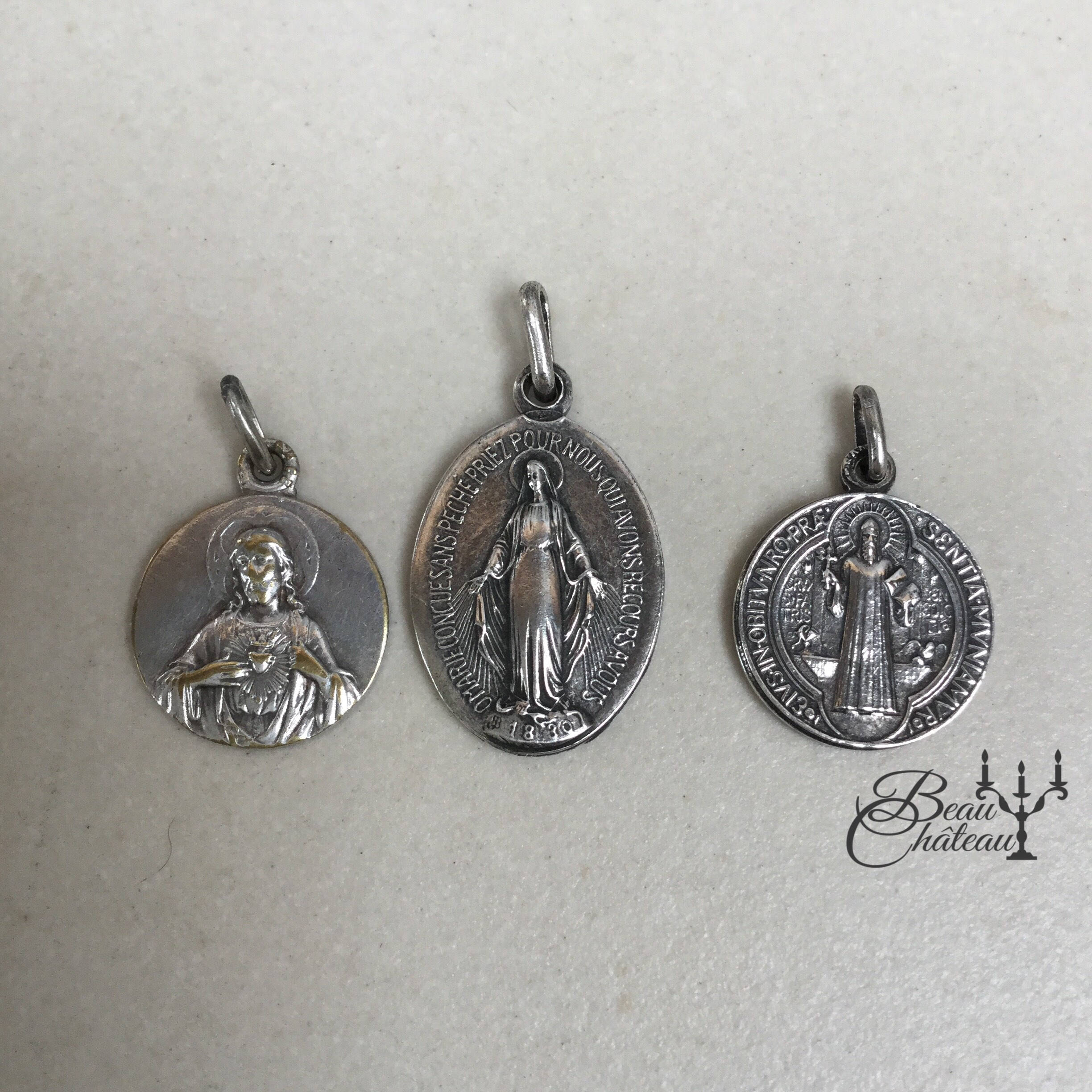 Ensemble de Trois Beaux Breloques en Argent Français Religieux. Jésus Catholique Chrétien, Marie