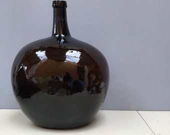 Belle grande bouteille ancienne de style primitif français soufflé à la main, riche en verre noir brun très foncé, Demi John Dame Jeanne bonbonne. Rein ovoïde