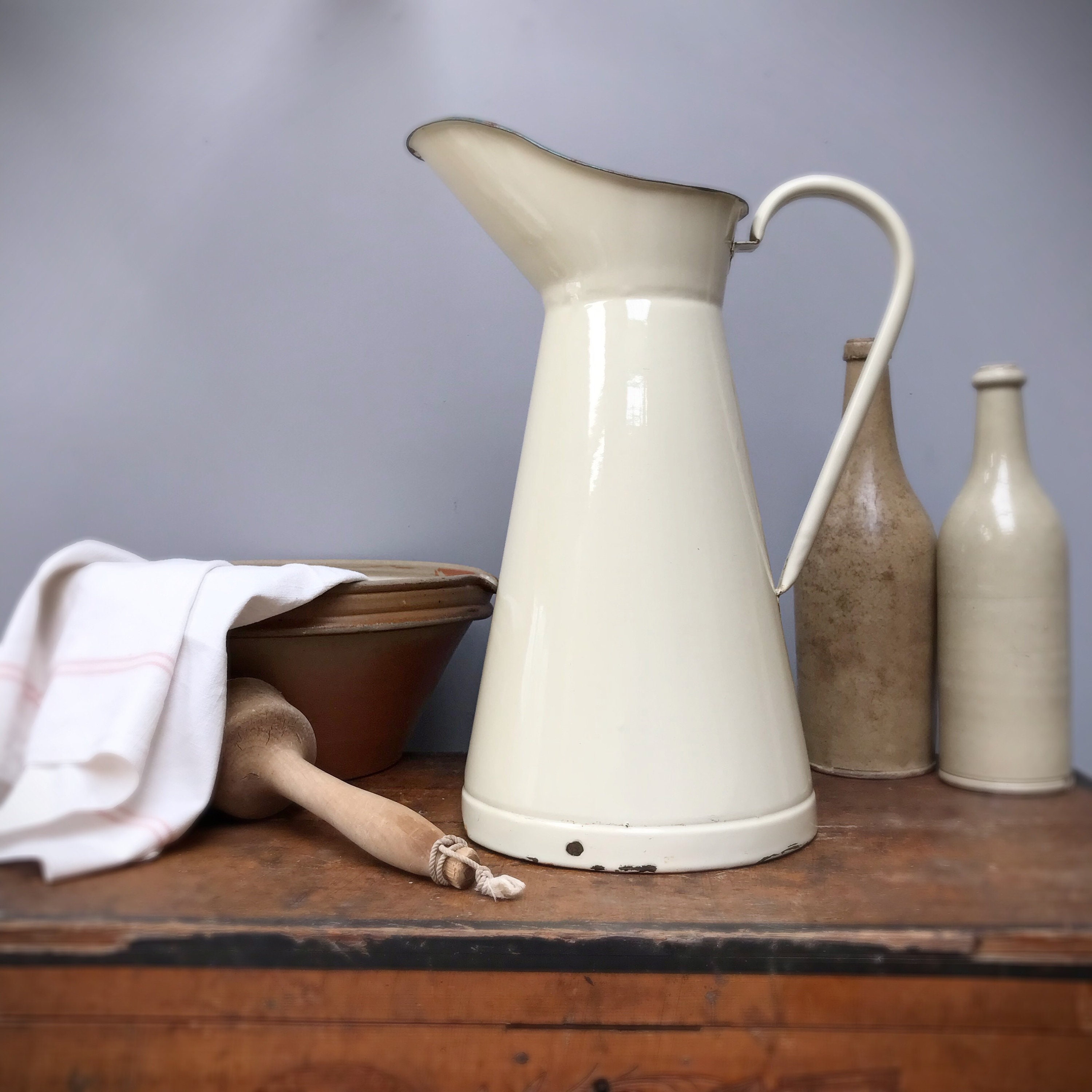 Vintage Français Crème Chaude Jaune Sombre Pichet d'eau en Émail. de Corps Haut