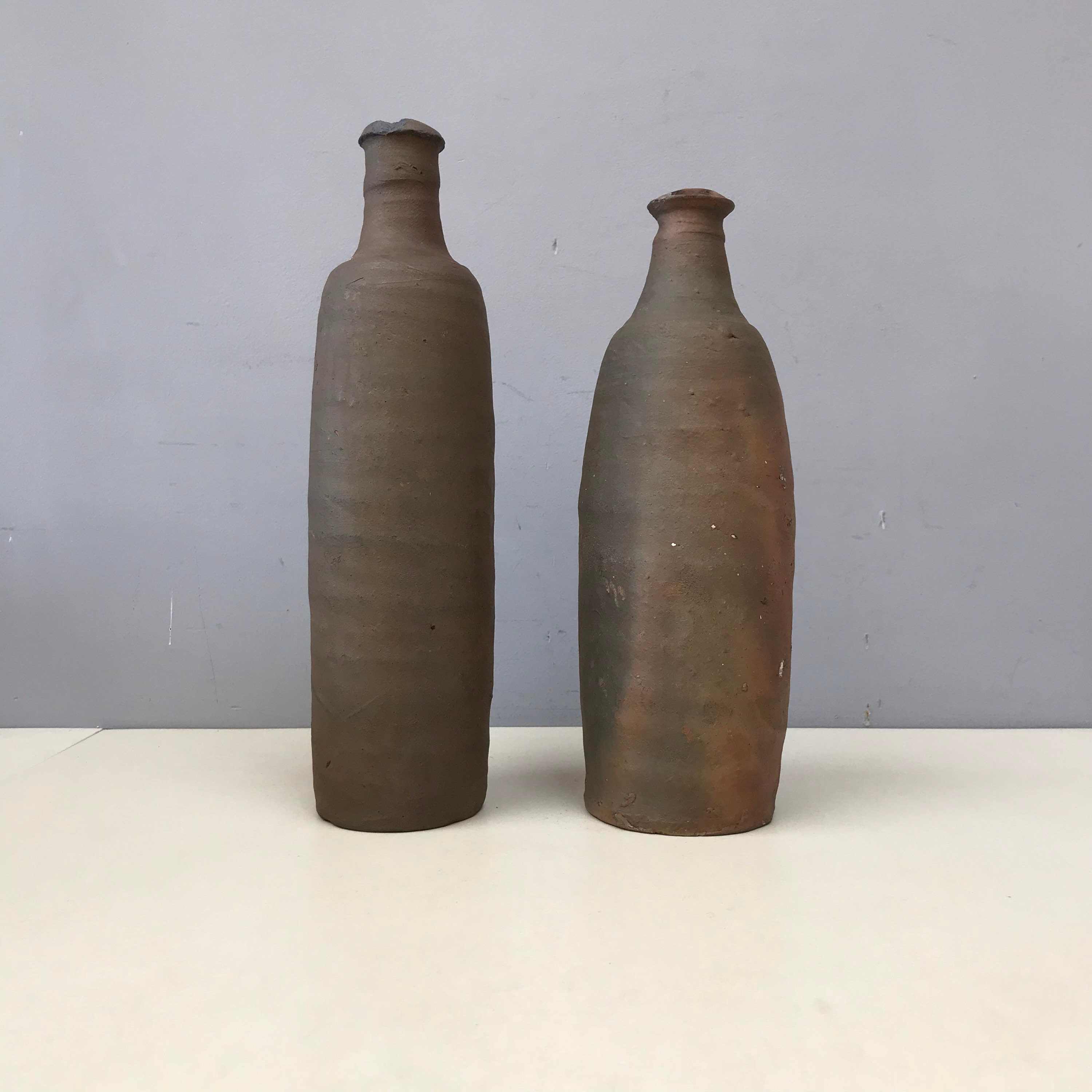 Paire de Bouteilles Antiques Français en Grès Foncé Vase Primitive Pottery. Brun Gris Rouge Belles T