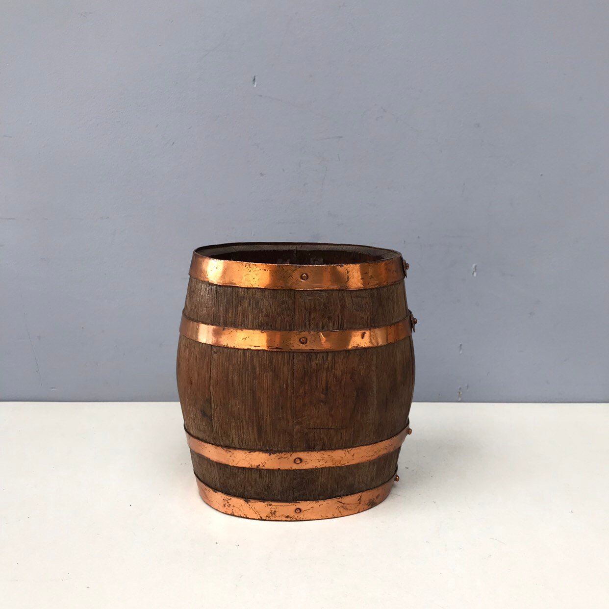 Millésime Français Petit Baril de Brandy en Bois. Conception Rare avec La Forme Ovale, Bois Bandes C