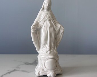 Estatua de la Virgen María de porcelana francesa antigua, esmaltada en blanco antiguo con detalles dorados. ¡Qué bonita! Nuestra Señora de la Gracia
