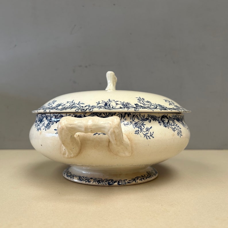 Ancien bol de service en pierre de fer bleu foncé, Français, soupière à soupe, plat à couvercle transfert, motif floral botanique minable image 4