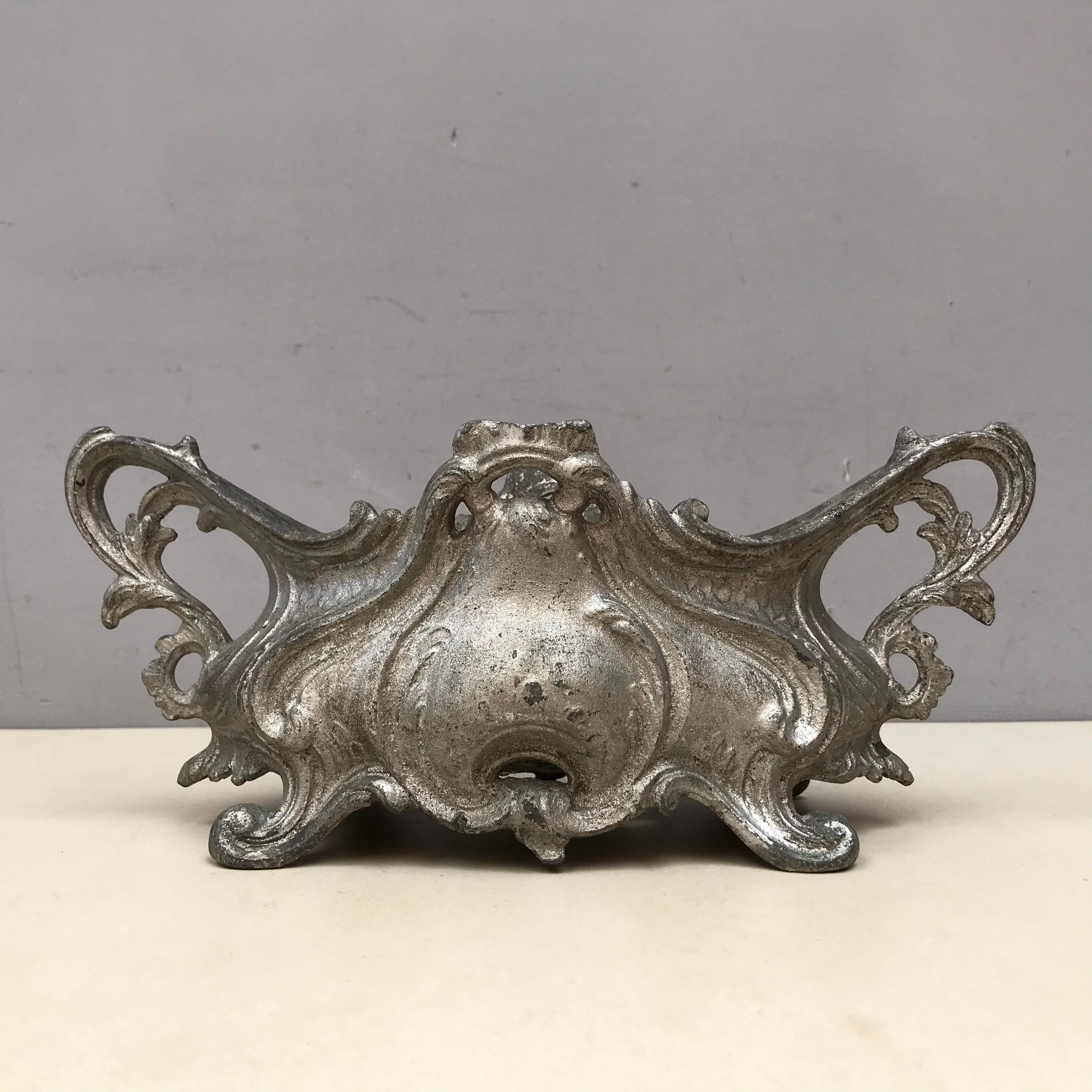 Plaque de Fonte Antique Français Patine Jardiniere Belle et Détails Ornés