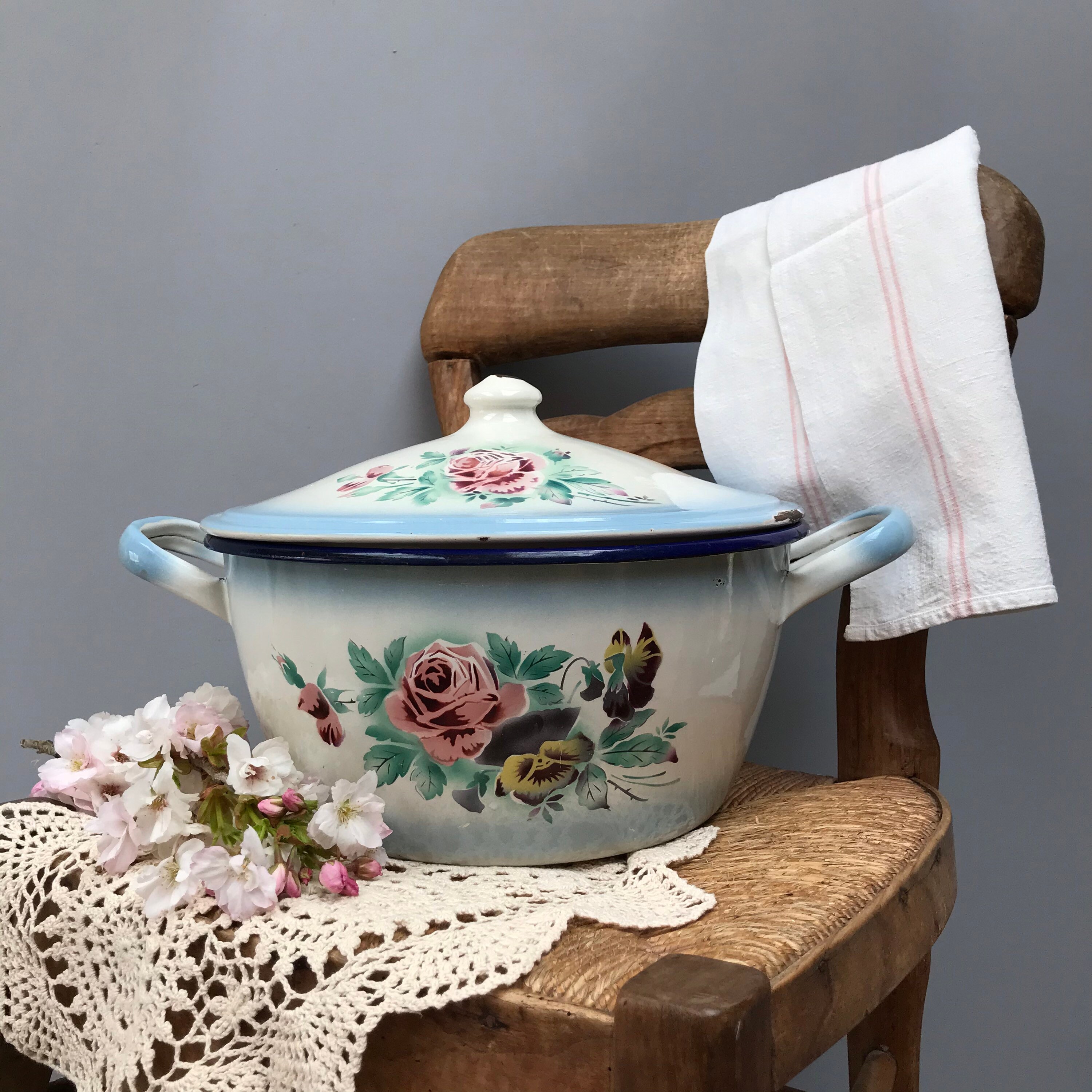 Extra Large Gorgeous Vintage Français Floral Enamelware Lidded Cooking Pot. Excellent État, Roses Cl