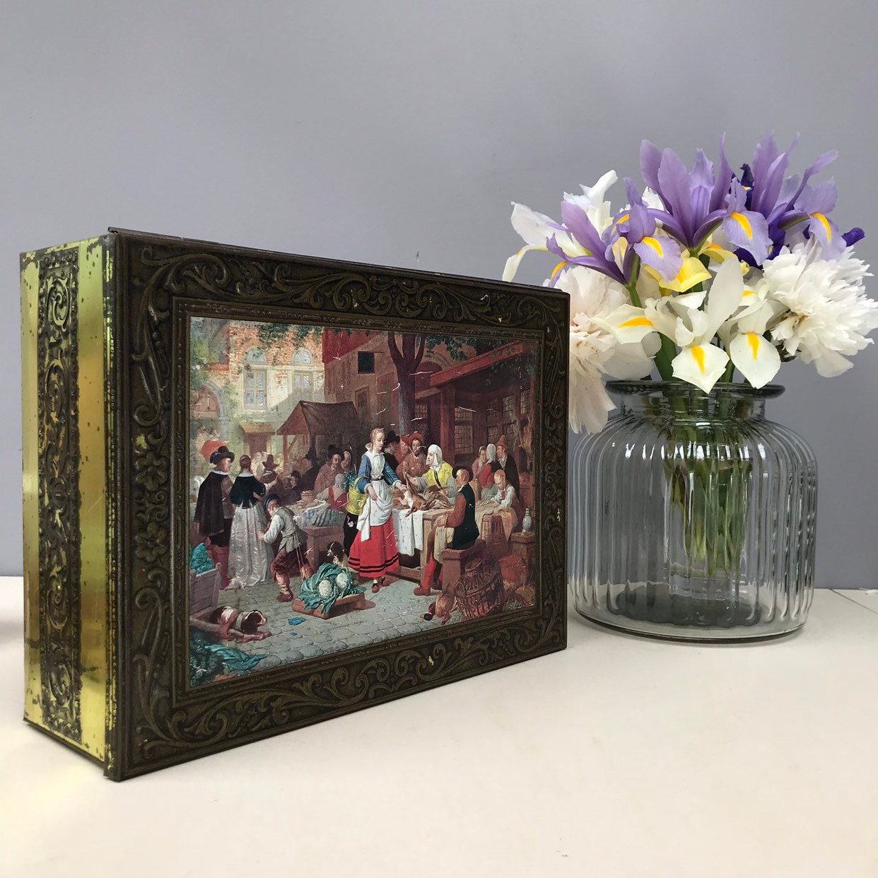 Grande Boîte de Biscuit Français Vintage avec La Scène Traditionnelle Marché d'une Vieille Peinture.