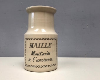 Mignon Français Maille Moutarde a l’ancienne pot de moutarde de Dijon. Céramique beige de pierre grise avec l’écriture noire grise sourde