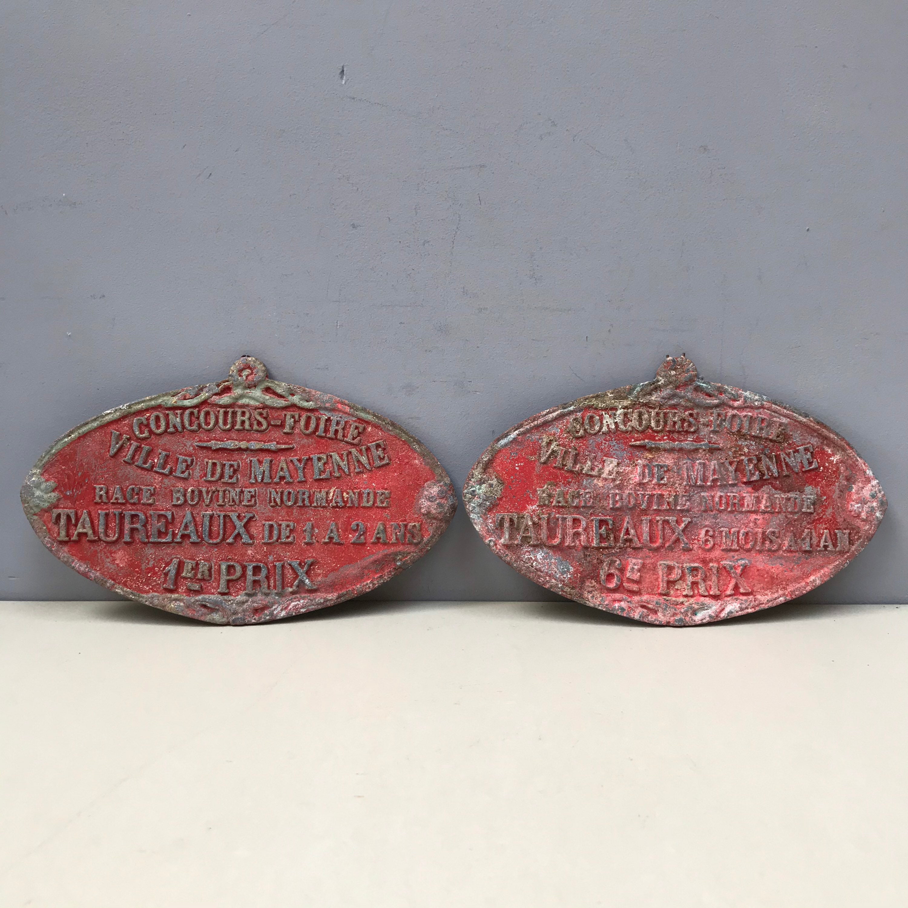 Paire de Français Vintage Plaques Agricoles Agriculture Metal Award Cattle Bullocks Bulls Shabby Red